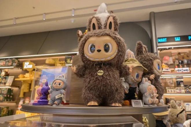 泡玛特想做Z世代的硬通货pg电子当潮玩遇见卡牌泡(图1)